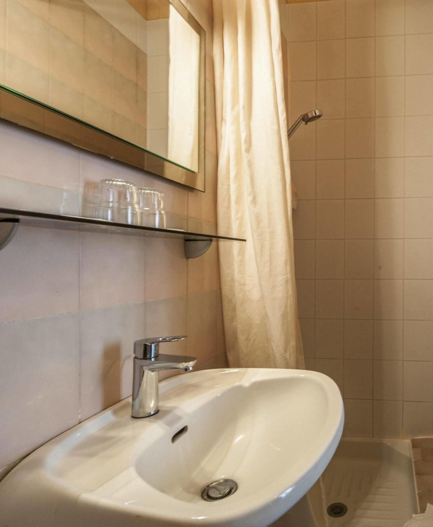 Hotel Des 3 Nations Paris Luaran gambar
