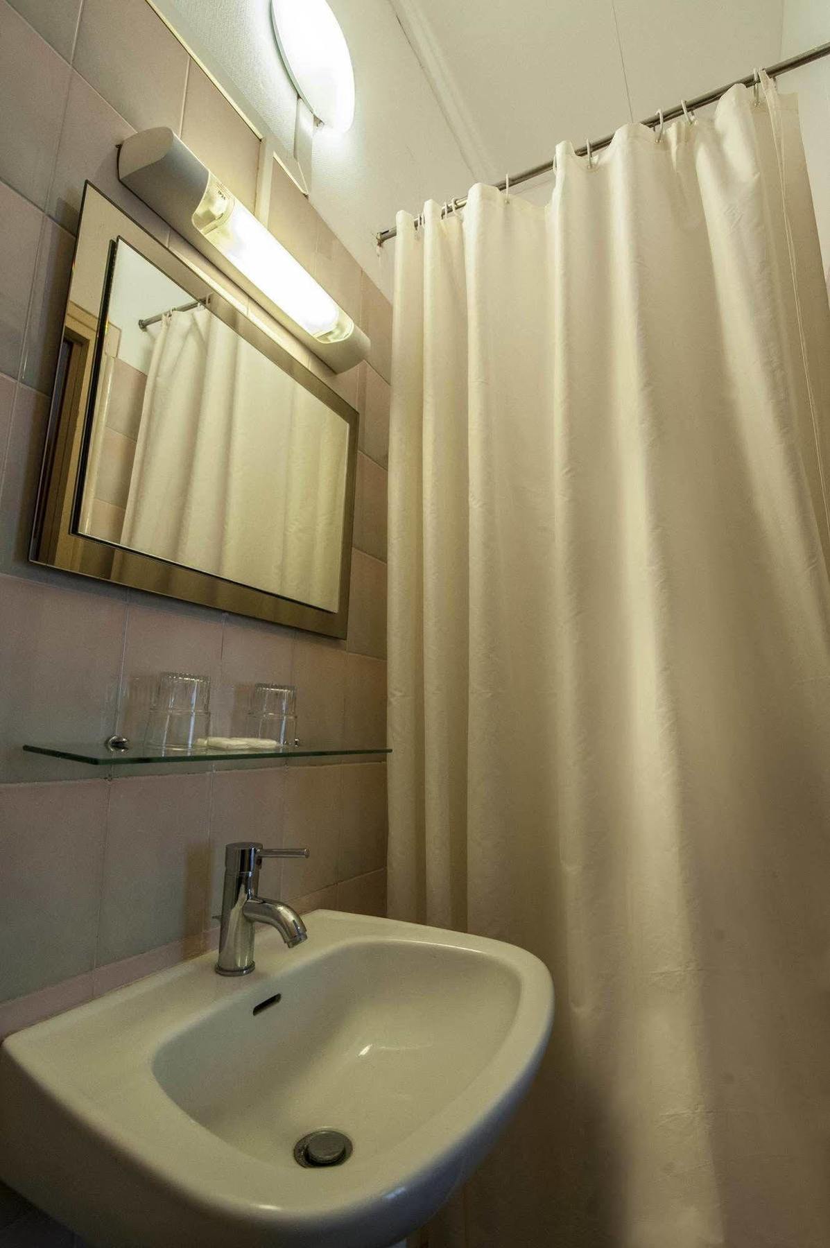 Hotel Des 3 Nations Paris Luaran gambar
