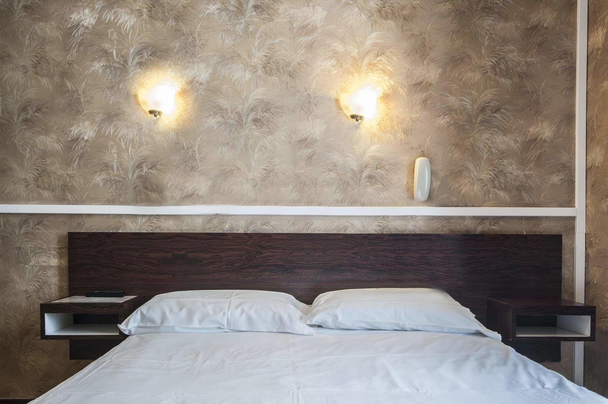 Hotel Des 3 Nations Paris Luaran gambar