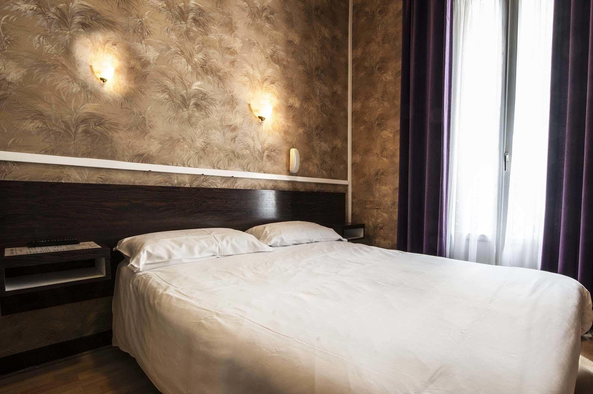 Hotel Des 3 Nations Paris Luaran gambar