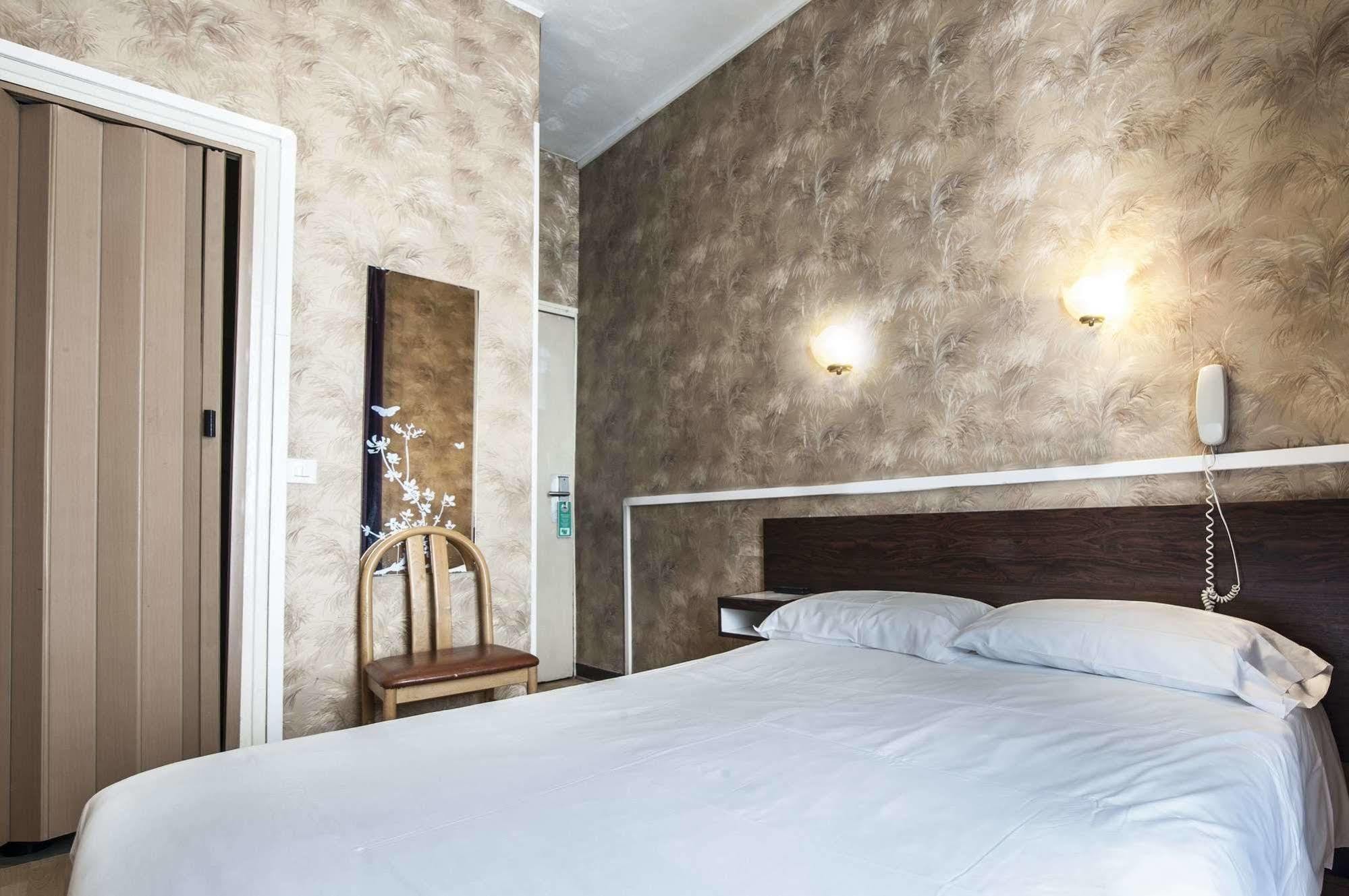 Hotel Des 3 Nations Paris Luaran gambar